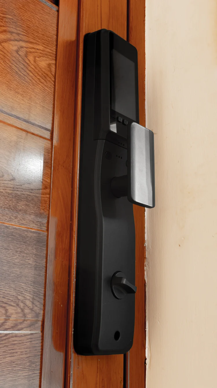 Puerta acabado cedro mate con cerradura inteligente instalada en residencia.