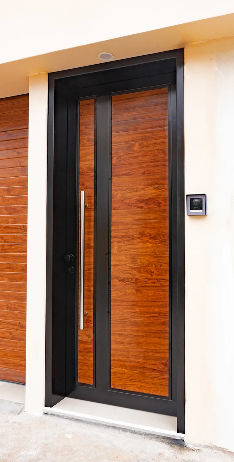 Puerta bayetas cedro instalada en residencia.