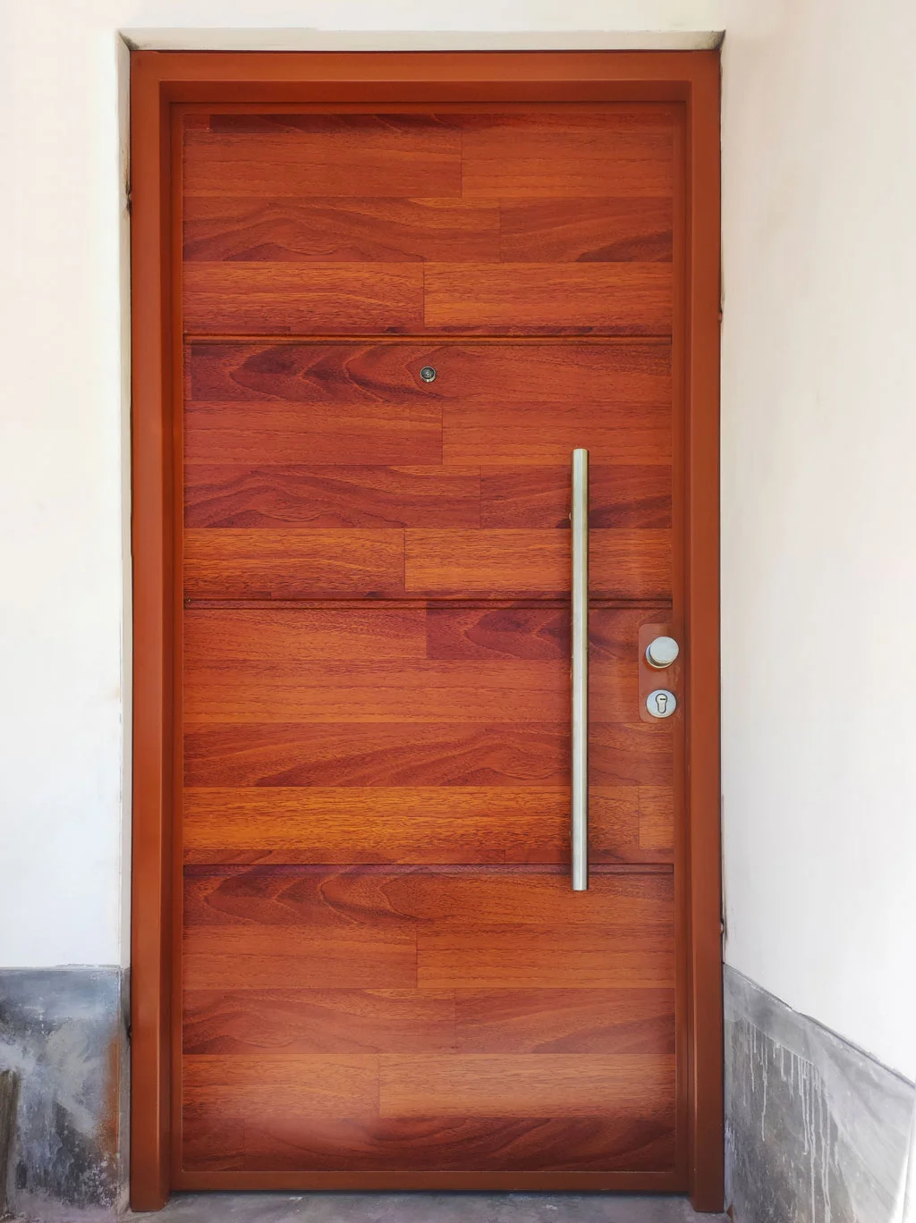 Puerta de cedro dallas frances estilo clasico seguridad instalada en residencia.