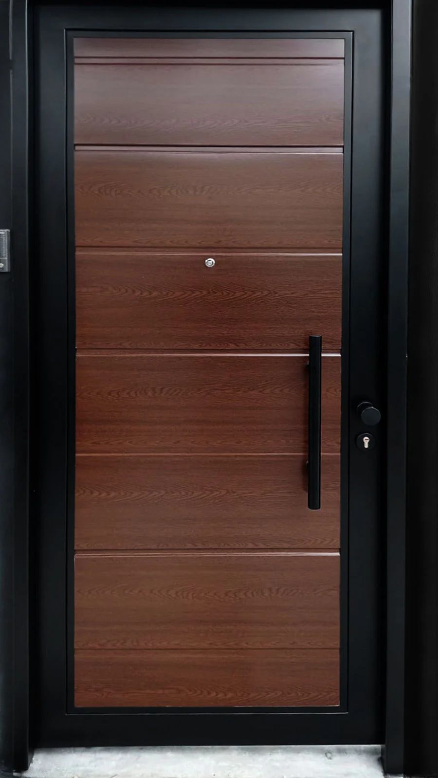 Puerta exterior madera oscura diseno horizontal instalada en residencia.