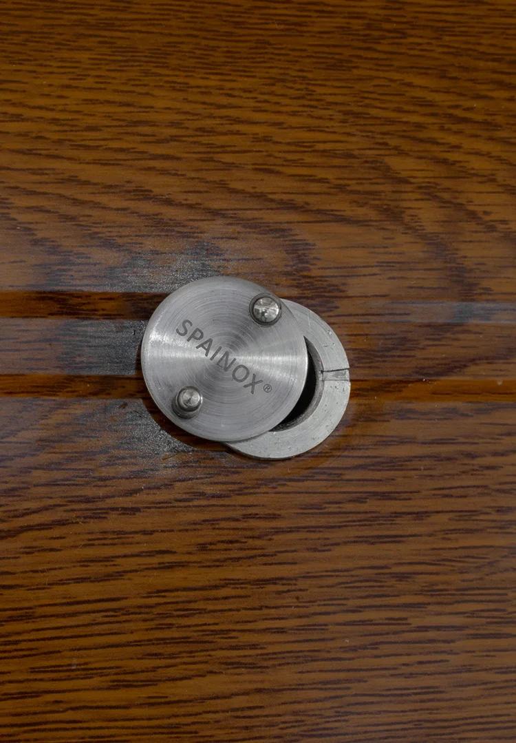 Puerta principal acabado cedro con ojo magico instalada en residencia.