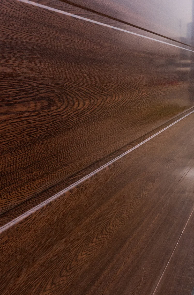 Textura realista de panel seccional  madera cedro instalada en residencia.