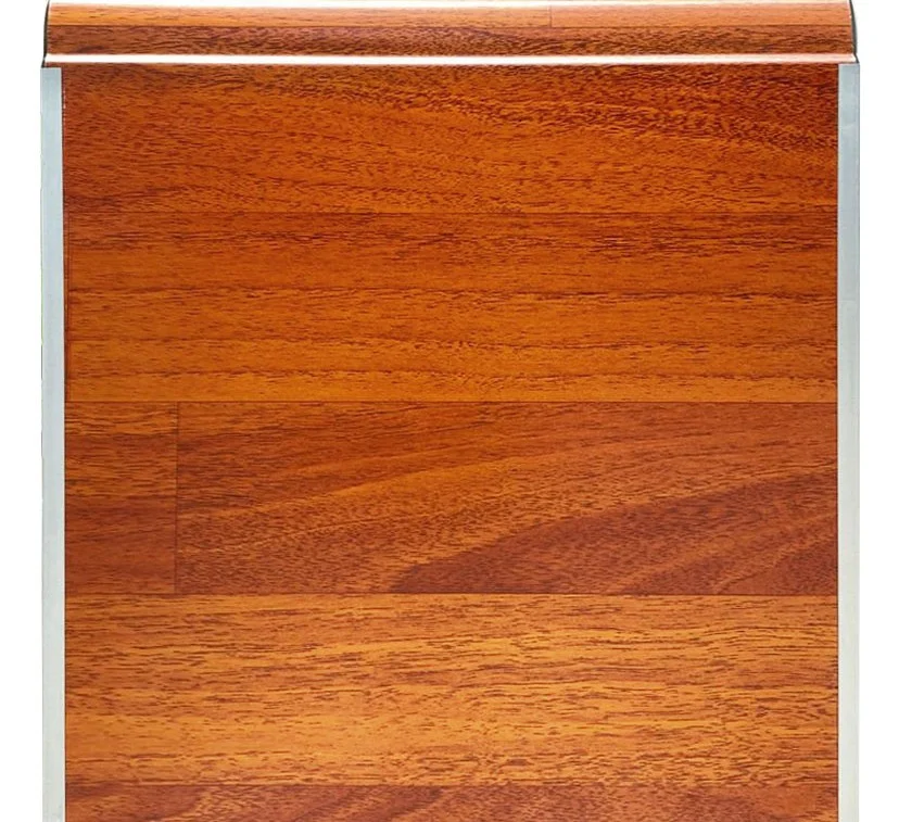 Panel de puerta con diseño en madera cedro Dallas de tono anaranjado.