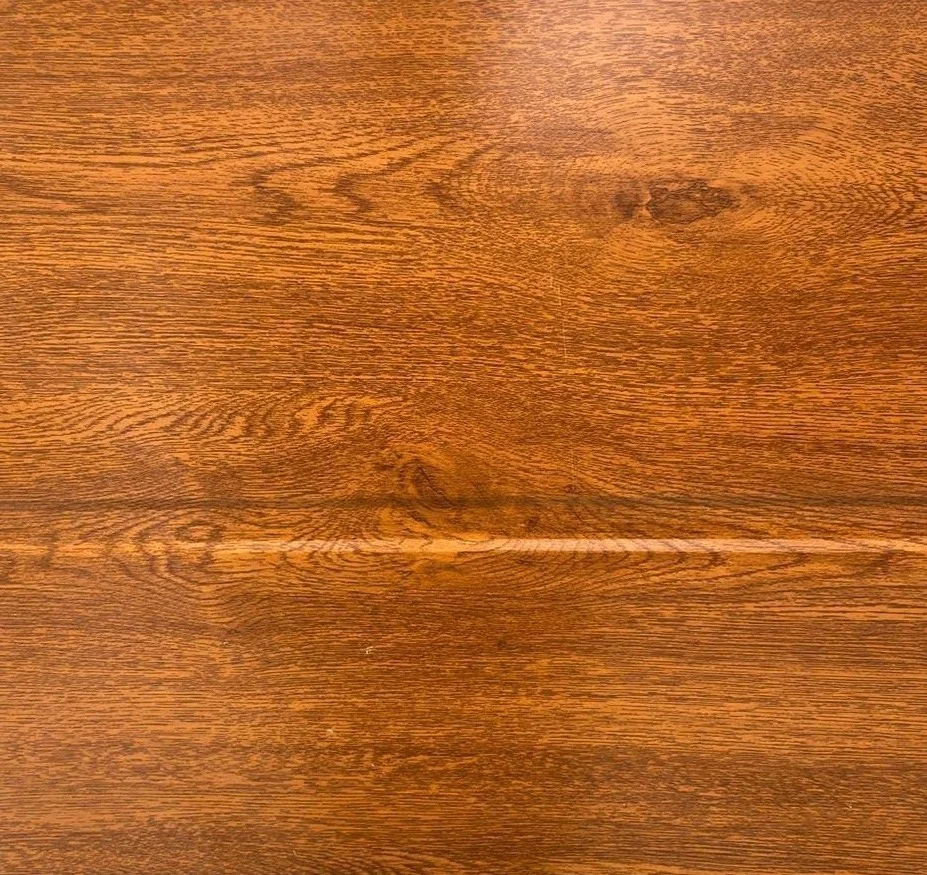 Panel de puerta con acabado liso y veta suave en cedro natural.