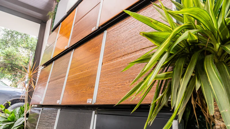 Primer plano de los paneles tipo sándwich de acero con núcleo de poliuretano y acabado tipo madera.