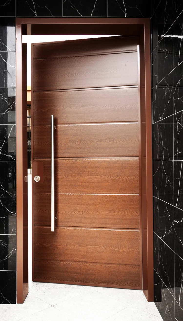 Puerta pivotante de madera con diseño horizontal y manillón de acero, instalada en obra con marco de aluminio.