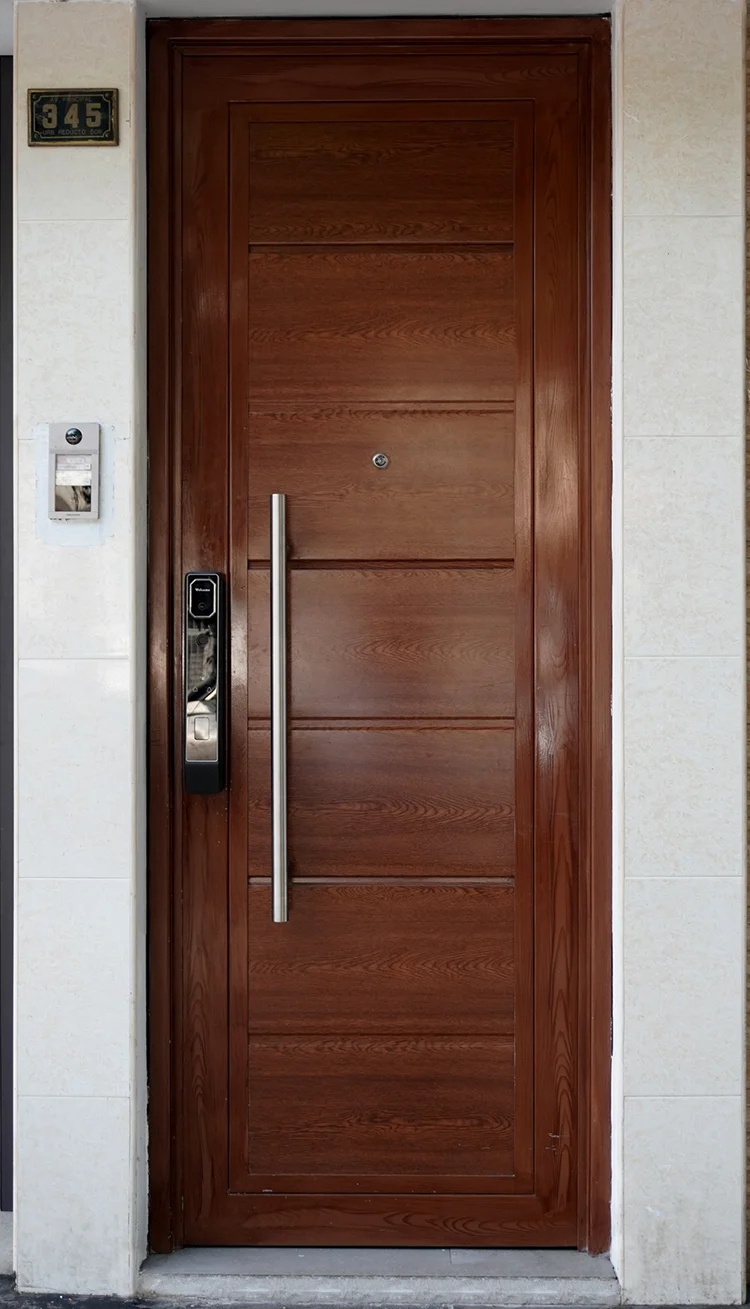Puerta de diseño moderno con panel de madera, franjas de acero negro y jalador vertical.