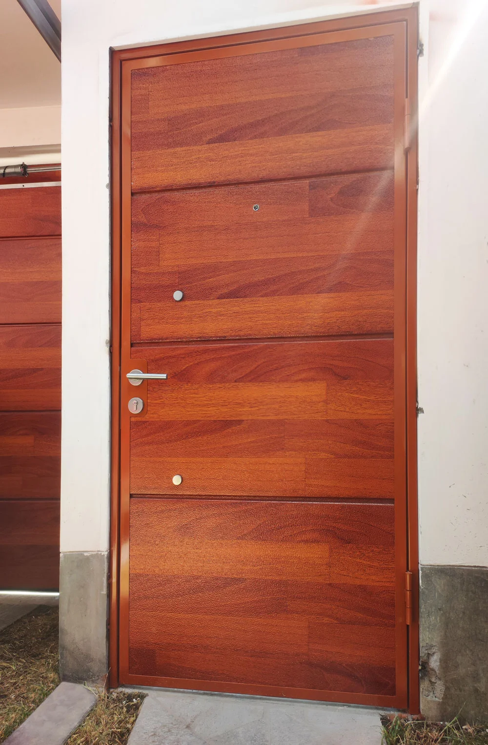 Puerta principal de madera estilo moderno con visor de seguridad.