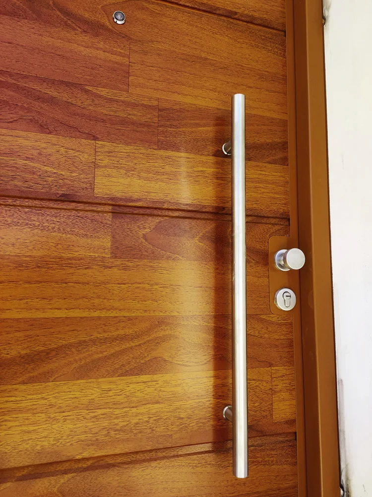 Acabado detallado color caoba en puerta principal moderna.