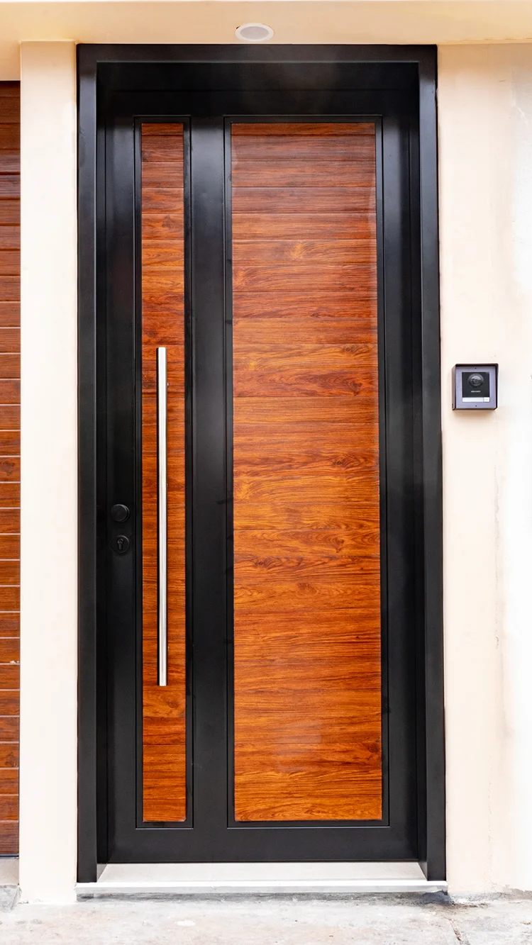 Puerta y media de ingreso residencial con panel fijo lateral, acabado en madera y jalador de acero.