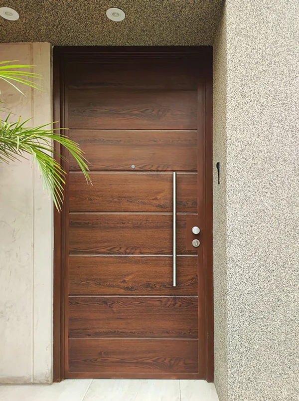 Puerta de acero acabado tipo roble realista con manillon vertical.