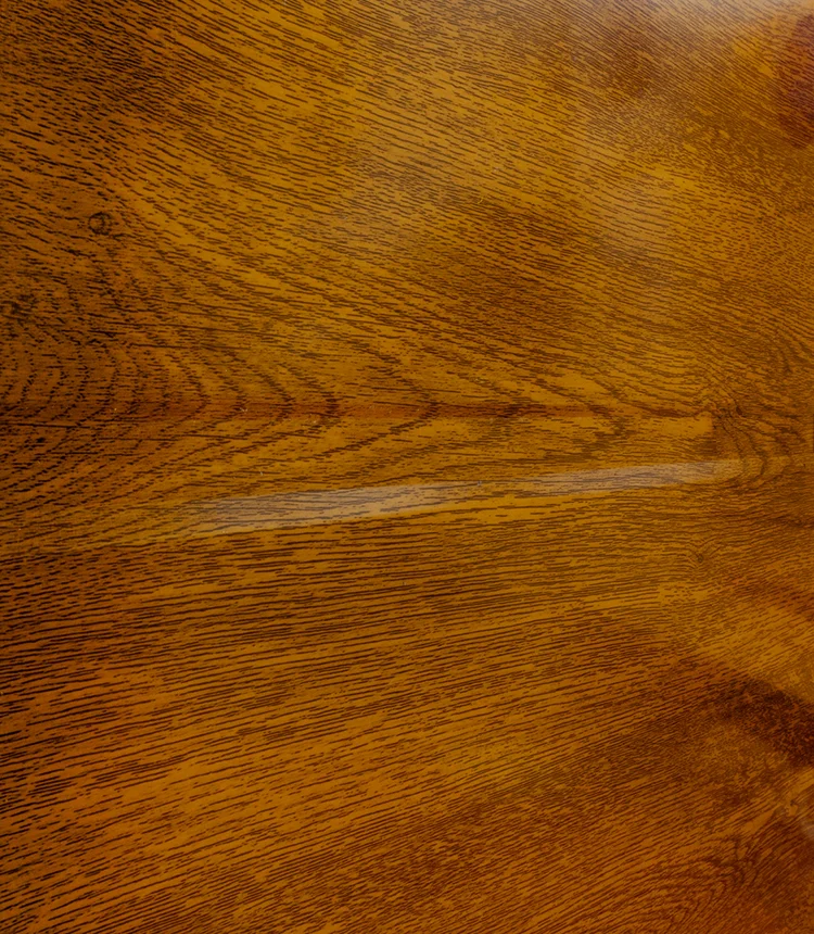 Muestra de textura de madera con acabado en color cedro natural para puertas.