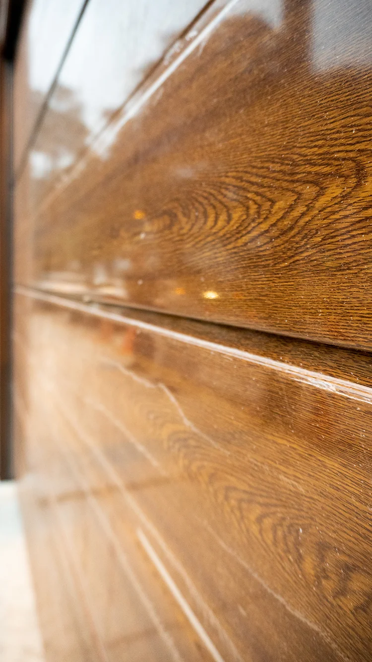 Textura macro de un panel seccional que muestra la veta y el realismo del acabado imitación madera.